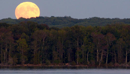 La Lune se Lève - a poem by Dawn3 - All Poetry